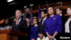 El representante Richard Neal junto a la líder de la Cámara de Representantes, Nancy Pelosi, en una fotografía de archivo tomada el 10 de diciembre de 2019 (Foto: Reuters/Yuri Gripas)