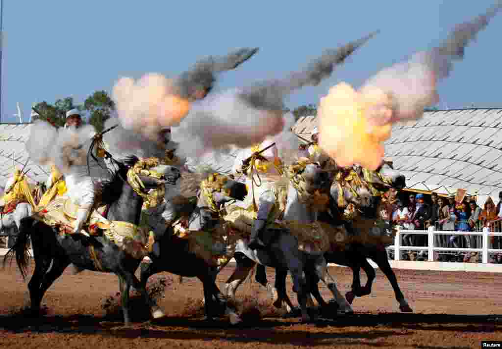 Cavaleiros participam no festival hípico internacional de El-Jadida, perto de Casablanca, em Marrocos.