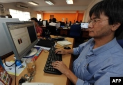 FILE - Steven Gan (R), one of the founder of a news website Malaysiakini, works on a story in his office in Kuala Lumpur on November 20, 2008.