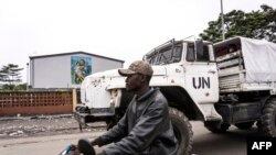 Des Casques bleus patrouillent près des églises catholiques, le 21 janvier 2018 à Kinshasa.