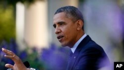 美国总统奥巴马2013年10月21日在白宫的玫瑰园发表谈话的照片。