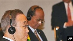 အာဆီယံ-ကုလသမဂ္ဂ အစည်းအဝေး တက်ရောက်နေသည့် ကုလသမဂ္ဂ အတွင်းရေးမှူးချုပ် ဘန် ကီမွန်းနှင့် မြန်မာဝန်ကြီးချုပ် ဦးသိန်းစိန်။ အောက်တိုဘာ ၂၉၊ ၂၀၁၀
