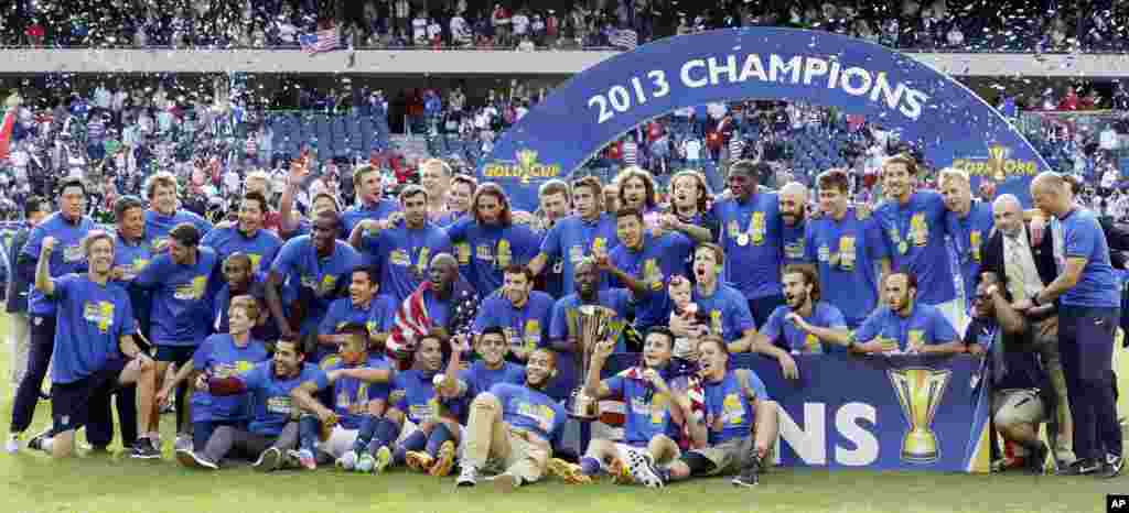 La selección de fútbol de Estados Unidos dirigida por Jürgen Klinsmann ganó en forma invita la Copa Oro 2013, venciendo en la final a Panamá por 1 a 0, en Chicago.