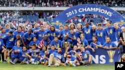 Ðội tuyển Mỹ mừng chiến thắng Gold Cup 2013.