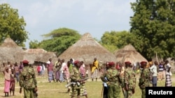 Des policiers montent la garde après une attaque à Kipao, au Kenya, le 22 déc. 2012