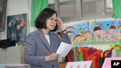 台灣總統蔡英文在台北的一個投票站等候投票。（2018年11月24日） 