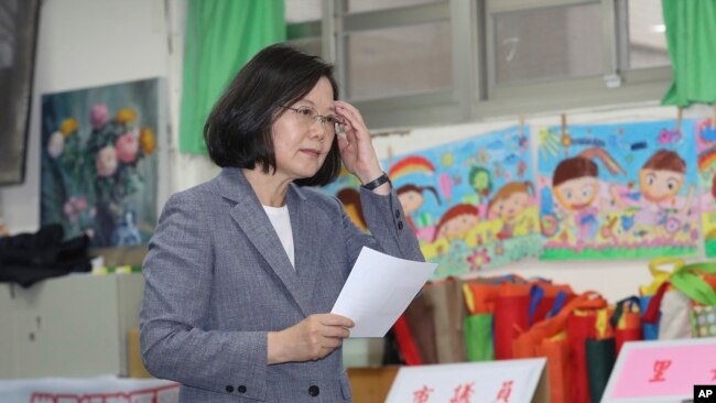 台湾总统蔡英文11月24日在台北一处投票站等候投票