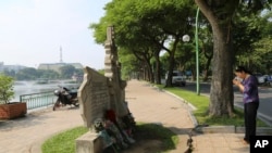 Hanoyda Con Makkeynin xatirə memorialı