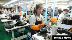 지난해 9월 개성공단 한국 기업에서 북한 근로자들이 제품을 생산하고 있다.