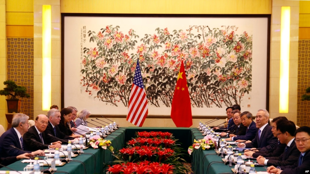 Bộ trưởng Thương mại Mỹ Wilbur Ross, thứ hai bên trái, và Phó Chủ tịch TQ Lưu Hạc (thứ tư bên phải) gặp gỡ ở Bắc Kinh ngày 3/6/2018 để bàn về cam kết của TQ sẽ mua thêm hàng hóa Mỹ sau khi Washington đói áp thuế mới đối với hàng TQ. (AP Photo/Andy Wong, Pool) 