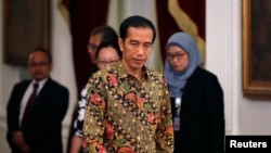New Indonesian President Joko Widodo walks inside the presidential palace in Jakarta Oct. 21, 2014.