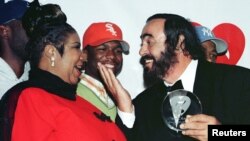 Rankont Aretha Franklin ak gran chantè mizik opera Luciano Pavarotti nan okazyon yon seyans priz-foto nan yon dine ki te dewoule nan nan New York pou yon òganizasyon byenfezans le 2 fevriye 1998.