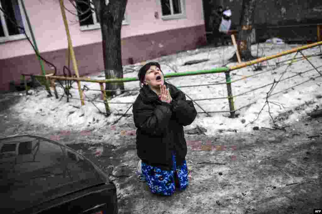 우크라이나 도네츠크의 한 여성이 교전을 중단할 것을 호소하고 있다. 이 마을에서는 최근 정부군과 반군의 교전으로 주민 2명이 사망했다.
