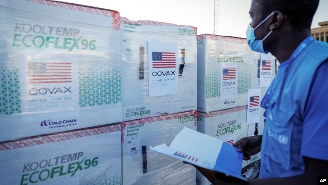 지난 8월 케냐 나이로비 공항에서 유니세프 직원이 코백스를 통해 미국이 지원한 모더나 신종 코로나바이러스 백신을 점검하고 있다.