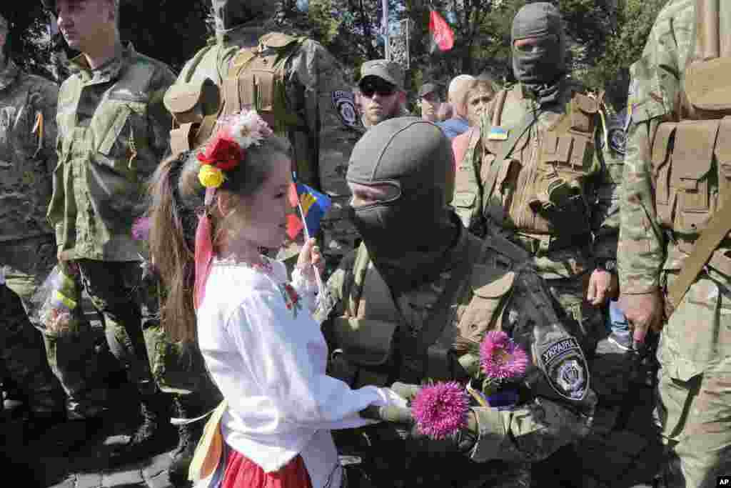 Рідні та друзі прощаються з добровольцями, які відправляються на фронт.