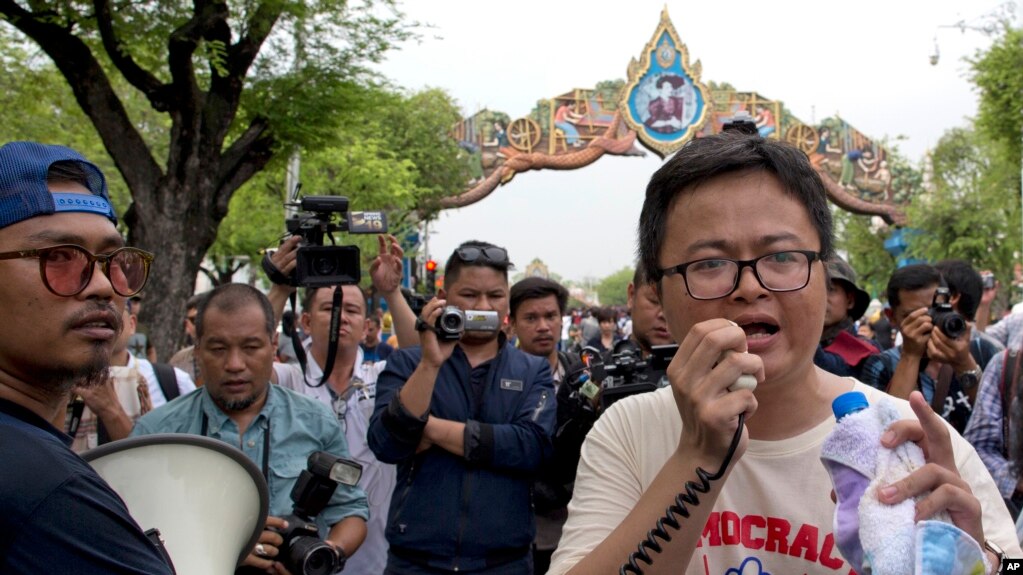 Nhà hoạt động Anon Nampa (phải).