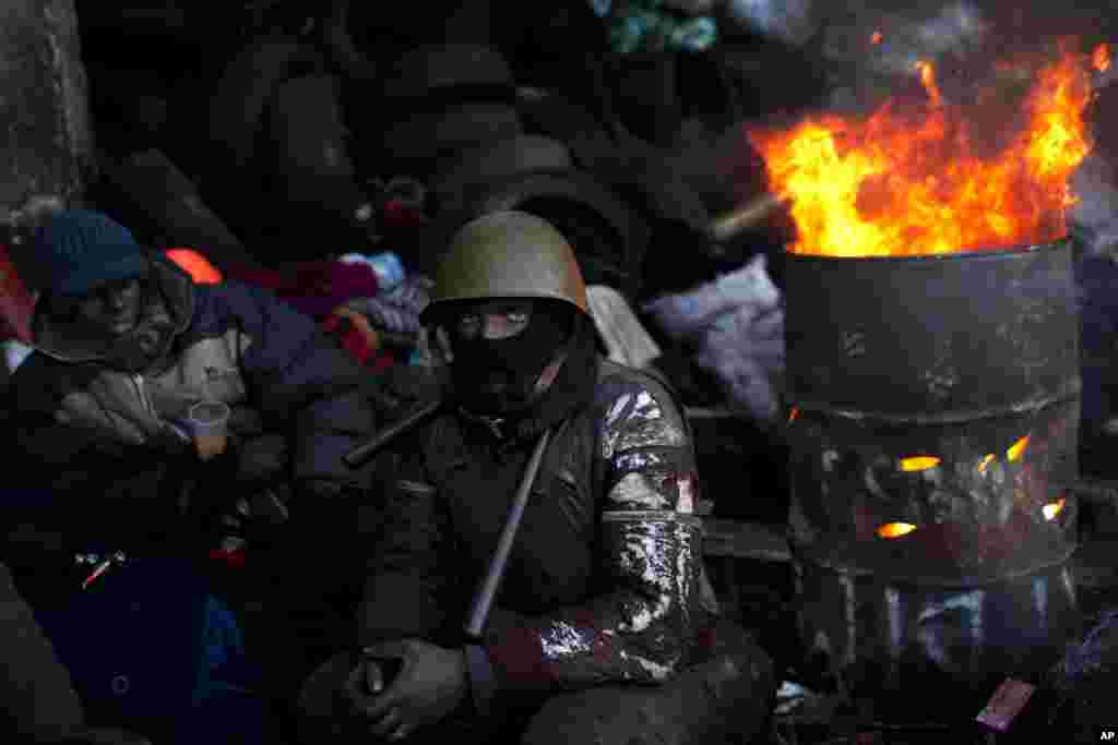 آتشی برای گرم شدن سنگرها.ویکتور یانوکوویچ رئیس جمهوری به مرخصی استعلاجی رفته، و نخست وزیر استعفا کرده ولی نشانی از پایان بحران سیاسی دیده نمی شود - کیف، ۳۱ ژانویه ۲۰۱۴