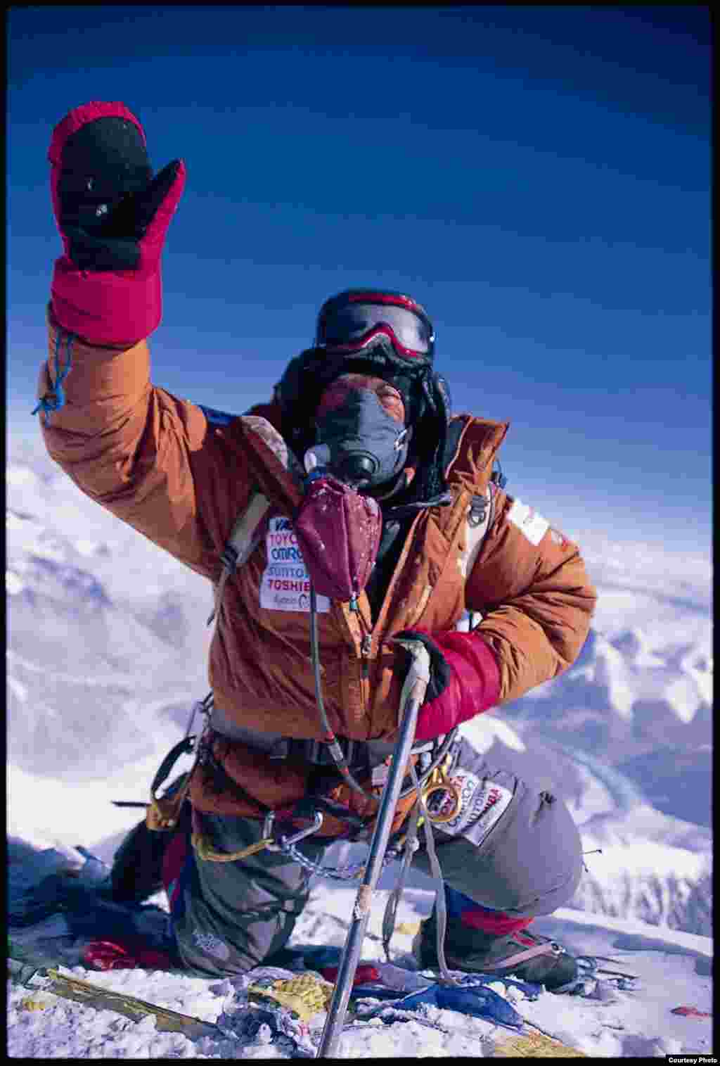 Yuichiro Miura di puncak Gunung Everest, 26 Mei 2008. (Miura Dolphins)