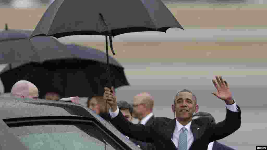 El presidente Obama saluda a una pequeña multitud que llegó a esperarlo en el aeropuerto de La Habana.