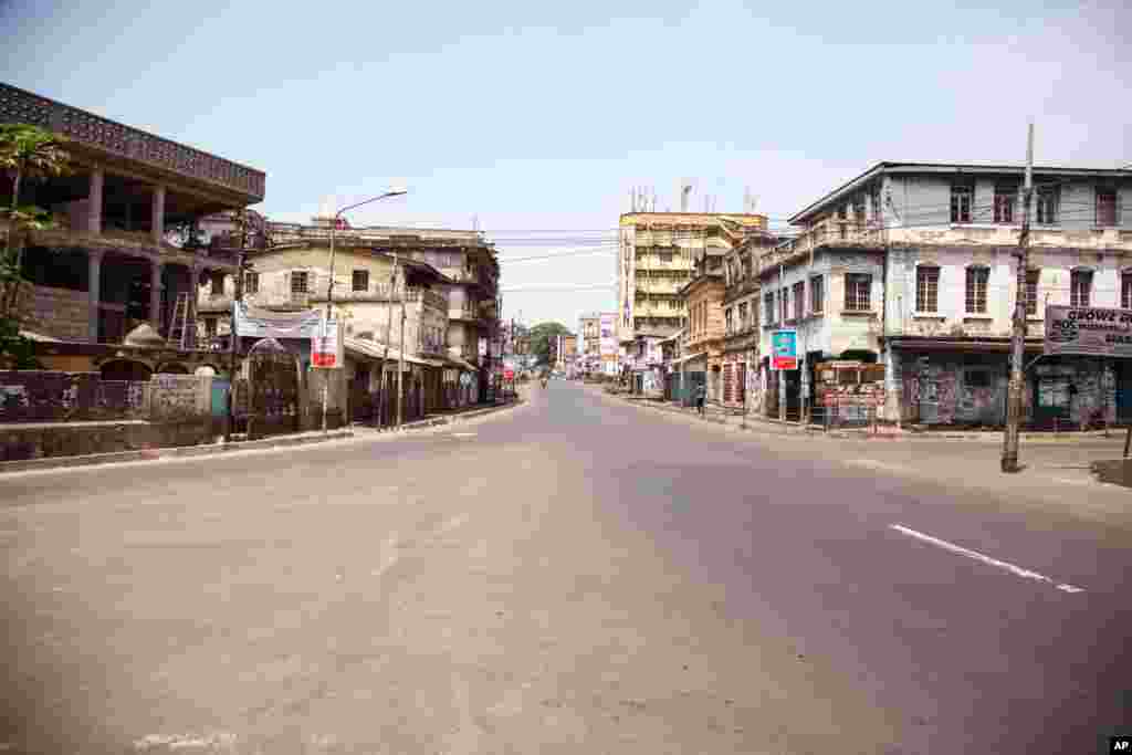 Con đường vắng tanh ở Sierra Leone, vào ngày thứ ba và là ngày cuối cùng trong 3 ngày dân chúng cả nước không đi lại để chống sự lây lan virus Ebola - Freetown, Sierra Leone.