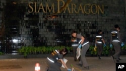Polisi Thailand memeriksa lokasi ledakan di dekat mal Siam Paragon, Bangkok, Thailand, 1 Februari 2015 (Foto: dok).