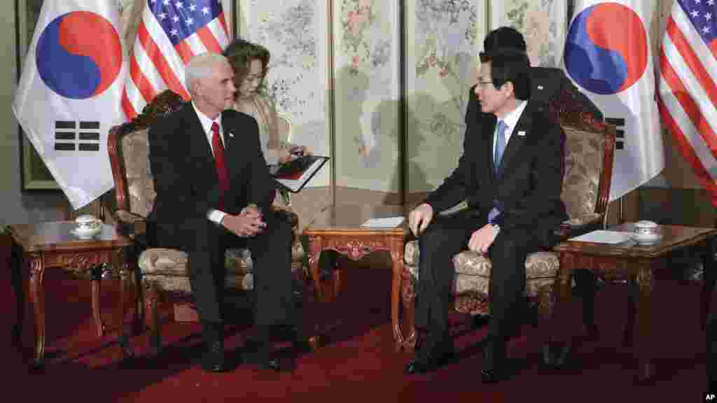 Le vice-président américain Mike Pence converse avec le président par intérim et Premier ministre de la Corée du Sud Hwang Kyo-ahn lors de leur réunion à Séoul, le 17 avril 2017.