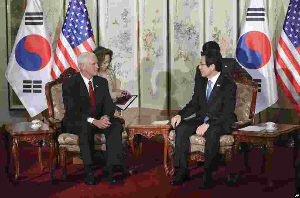 Vis Prezidan ameriken an, Mike Pence, bò gòch, pandan li tap rankontre ak Prezidan pwovizwa Sid Koreyen an ansanm ak pwemye minis Hwang Kyo-ahn nan Seoul, Kore di sid, lendi, 17 avril 2017. (AP Photo / Lee Jin -man)