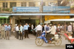 The overview of voter registration office, in Phnom Penh, on Thursday, September 1, 2016. (Hean Socheata/VOA Khmer)