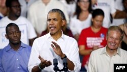 Mantan Presiden AS Barack Obama berkampanye untuk Senator Bill Nelson (kanan) di Miami, Florida (2/11).