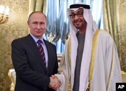 El príncipe heredero de los Emiratos Árabes Unidos, jeque Mohammed bin Zayed al-Nahayan saluda al presidente Vladimir Putin, durante una visita a Moscú el 20 de abril de 2017.