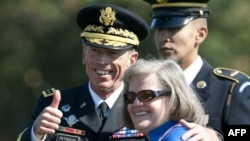 Tướng Petraeus và vợ Holly trong lễ nghỉ hưu sau 37 năm phục vụ trong quân đội Hoa Kỳ, trước khi ông trở thành Giám đốc Cơ quan Tình báo Trung ương CIA, ngày 31/8/2011