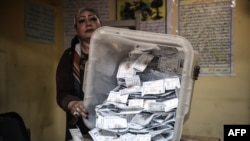 Dépouillement et décompte des voix dans un bureau de vote au Caire, en Égypte, le 28 mars 2018.