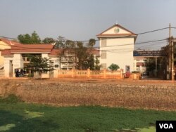 សាលាបឋមសិក្សាវត្តស្វាយ និងវិទ្យាល័យហ៊ុន សែន វត្តស្វាយ ដែលបានបិទទ្វារជាងពីរ សប្តាហ៍មកនេះ។ (ហ៊ុល រស្មី/VOA)