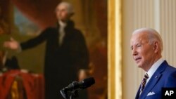 조 바이든 미국 대통령이 취임 1주년을 하루 앞둔 19일 백악관 이스트룸에서 기자회견하고 있다.