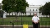 Examinan paquete confiscado a sospechoso frente a la Casa Blanca