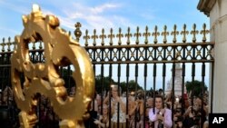 انتشار خبر تولد شاهزاده تازه در مقابل کاخ باکینگهام، دوشنبه ۲۲ ژوییه ۲۰۱۳