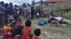 Sejumlah masyarakat di Kampung Mamba Distrik Sugapa, Kabupaten Intan Jaya, Papua, mengerumuni jenazah seorang warga sipil yang tewas ditembak kelompok bersenjata. Sabtu 30 Mei 2020. (Foto: Polda Papua)