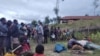 Sejumlah masyarakat di Kabupaten Intan Jaya, Papua, mengerumuni jenazah seorang warga sipil yang tewas ditembak kelompok bersenjata pada 30 Mei 2020 lalu. (foto ilustrasi: Polda Papua)