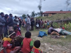 Sejumlah masyarakat di Kampung Mamba Distrik Sugapa, Kabupaten Intan Jaya, Papua, mengerumuni jenazah seorang warga sipil yang tewas ditembak kelompok bersenjata. Sabtu 30 Mei 2020. (Foto: Polda Papua)