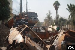 In many parts of former IS-controlled Mosul, streets and buildings are in ruins after airstrikes and mortars rained down during recent battles. Burned-out cars were set ablaze by IS militants as they sought to hide themselves from coalition airstrikes.