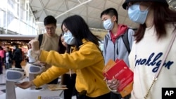 21일 홍콩 국제공항에서 여행객들이 마스크를 쓰고 있다.