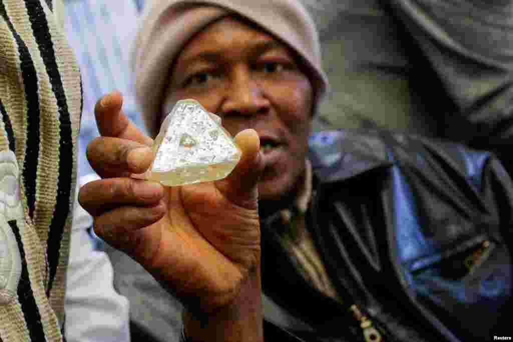 Dennis Kabatto dari Sierra Leone, menunjukkan berlian 709-karat dalam konferensi pers menjelang acara lelang di New York.