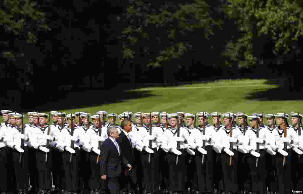 Presiden AS Barack Obama bersama Presiden Jerman Joachim Gauck saat upacara penyambutan kehormatan di Schloss Bellevue, Berlin, Jerman.