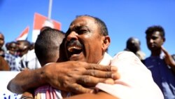 Civiles sudaneses se abrazan después de la sentencia de muerte de 29 miembros del servicio nacional de inteligencia por el asesinato de un maestro detenido en febrero durante las protestas que llevaron al derrocamiento del ex presidente Omar al-Bashir. Foto REUTERS.