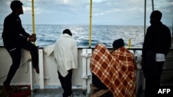 Des migrants à bord de l'Aquarius, le 14 mai 2018.