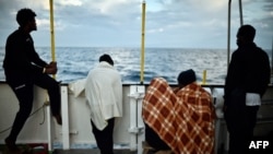 Des migrants à bord de l'Aquarius en mer Méditerranée, le 14 mai 2018.