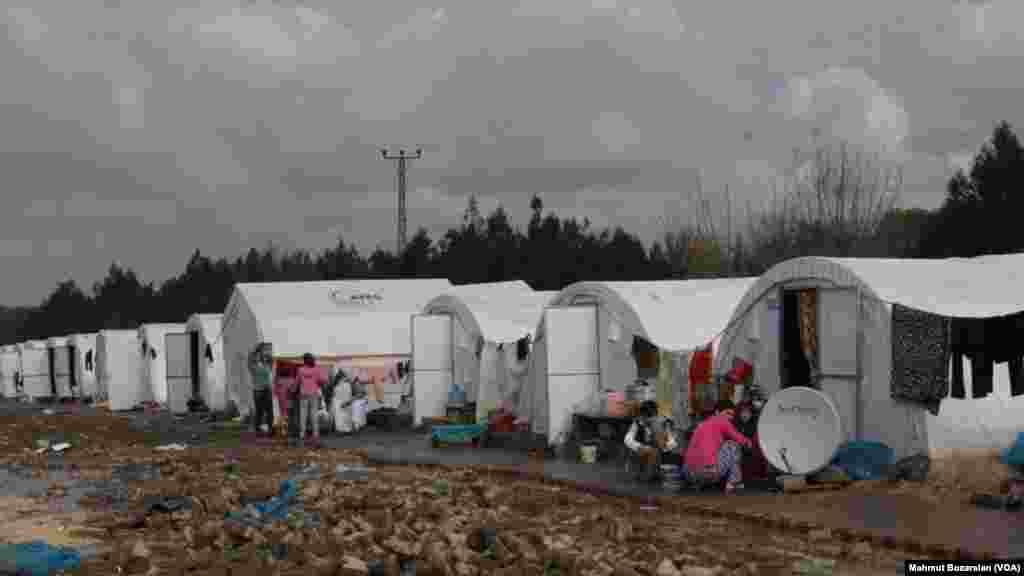 'Yan Yazidi dake sansanin 'yan gudun hijirar Diyarbakir a Turkiyya. 