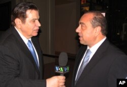 Ο Υπουργός Εξωτερικών Μάρκος Κυπριανού μιλά στο Γ. Μπίστη.