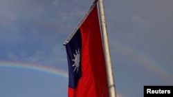 在中华民国国庆日那天，台湾的旗帜在台北飘扬。（2017年10月10日）