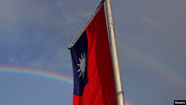 在中华民国国庆日那天，台湾的旗帜在台北飘扬。（2017年10月10日）